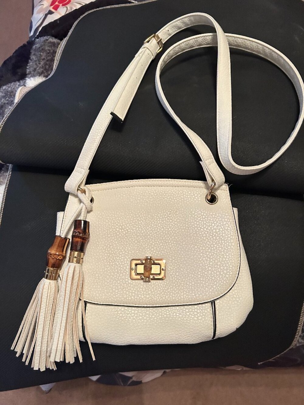 WHITE TASSEL PURSE